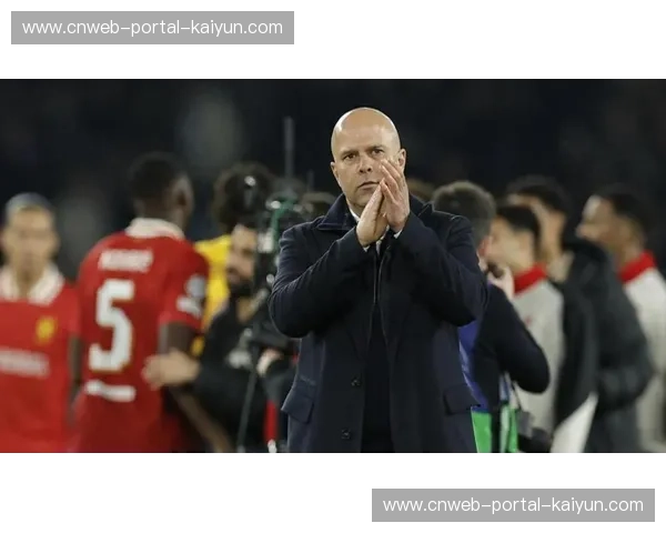 特写：斯洛特场边指挥，展现战术智慧