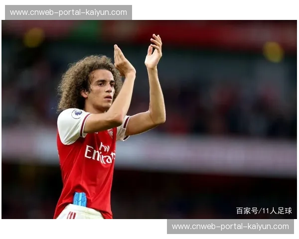 赛前雷恩赠予登贝莱纪念海报，致敬这位俱乐部优秀青训毕业生